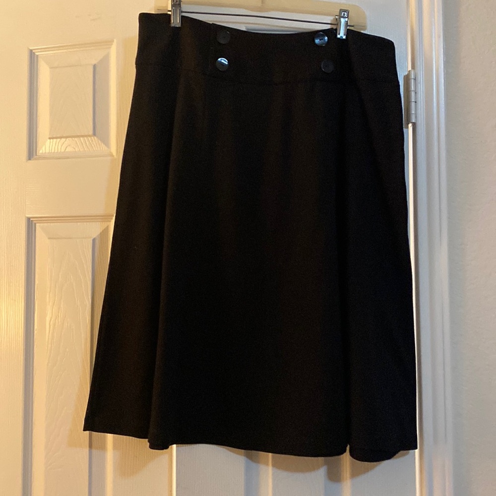 Black NY Collection women Size 1X skirt with buttons on waistband.